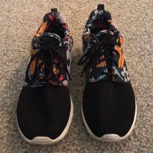 Nike Floral Roshe